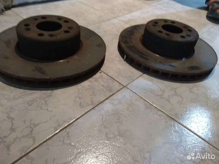 Передние тормозные диски на а/м Мерседес 140