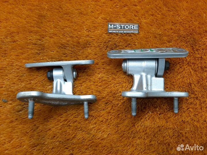 Петля двери передняя левая Mercedes-Benz E-Class