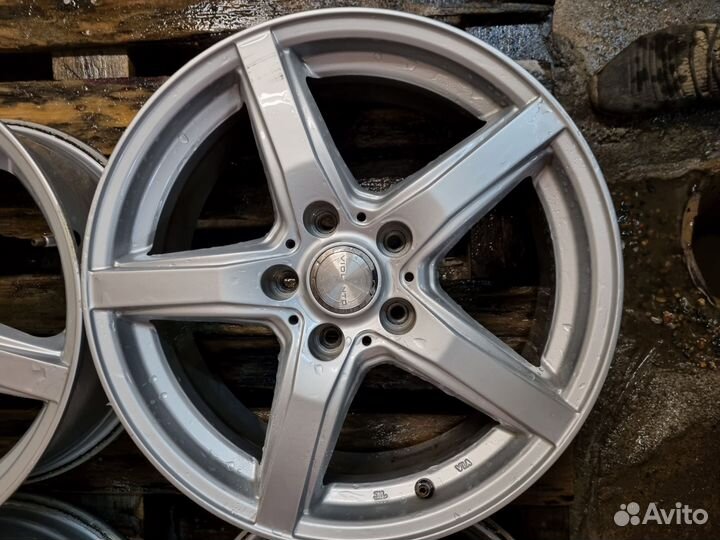 Комплект отличных литых дисков Dunlop Violento