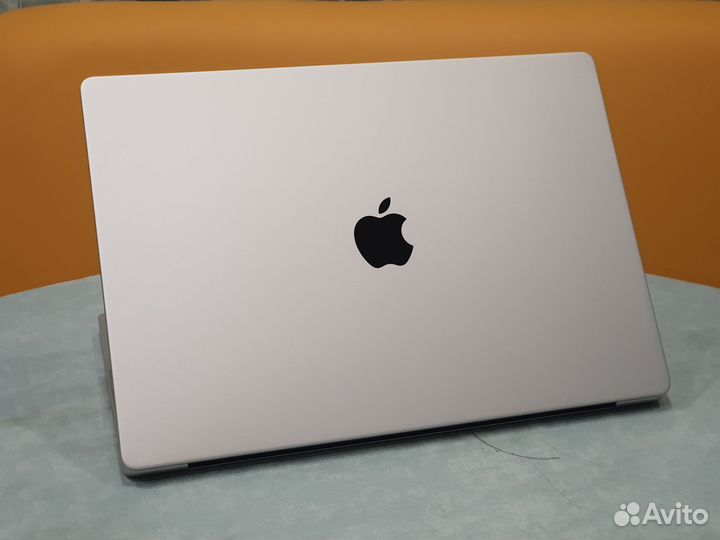 Apple macbook pro 16 M1 pro 1tb