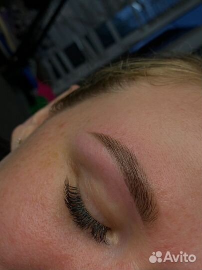 Модель на брови