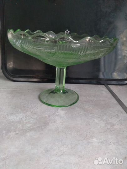 Ваза для фруктов на ножке