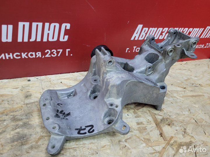 Кронштейн генератора Renault Logan