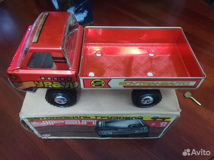 Грузовик заводной 
