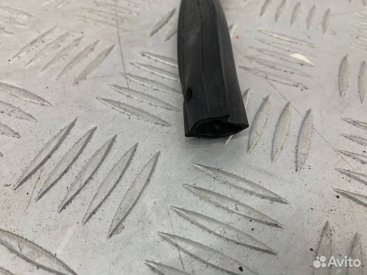 Б/У уплотнительная резинка жабо передний Mazda