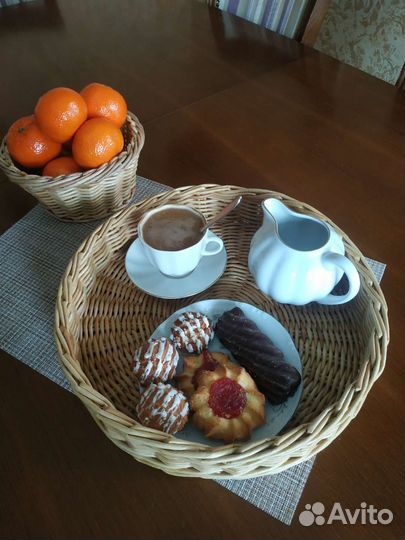 Плетёный поднос и конфетница