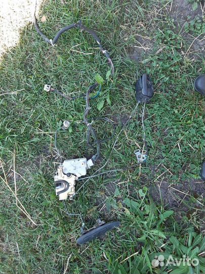 Продам замок правой передний двери ниссан примера