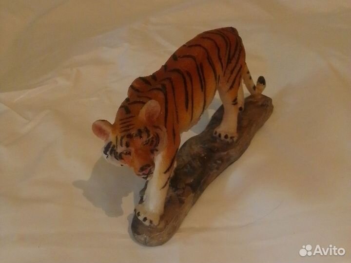 Статуэтка Игрушка тигр на подставке