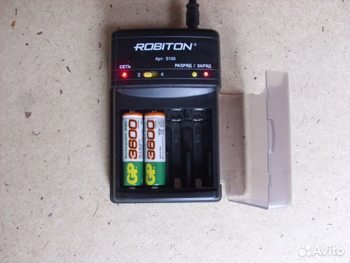 Зарядное устройство Robiton s100