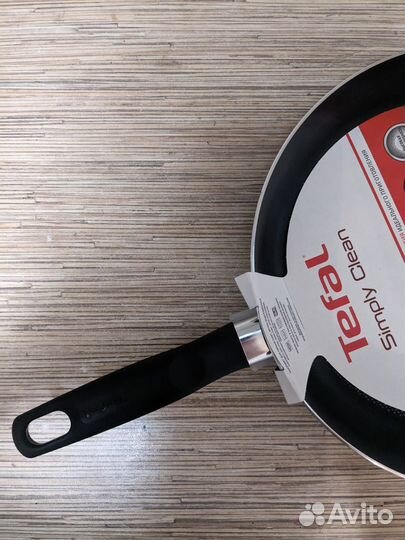 Сковорода Tefal новая, 26 см