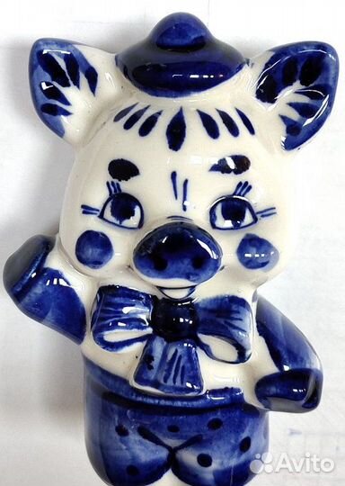 Поросёнок фарфоровый