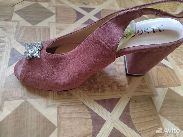 Босоножки 37