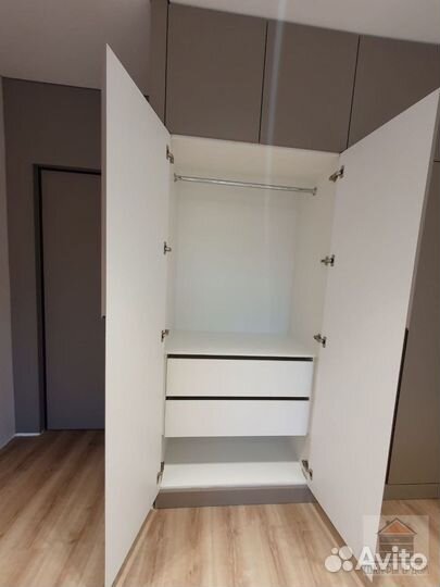 Зеркальный шкаф