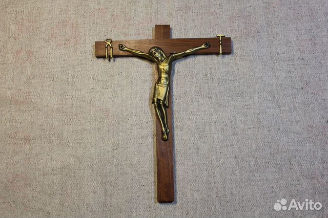 Деревянный крест с распятием