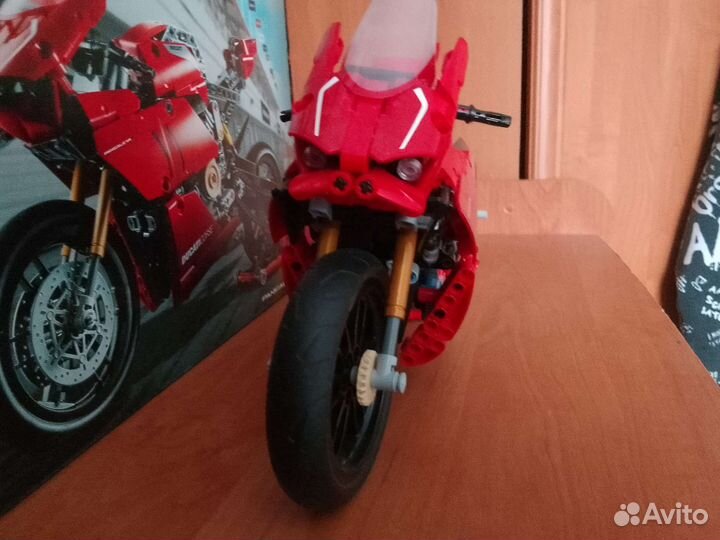 Lego Technik Ducati Panigale V4 R