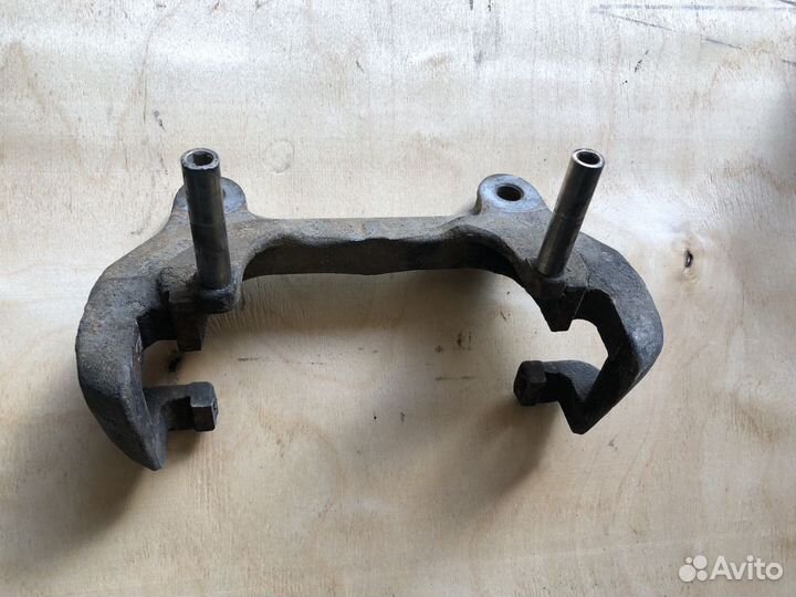 Скоба суппорта (правая ) Audi S8 D3 V10 4E0615125D