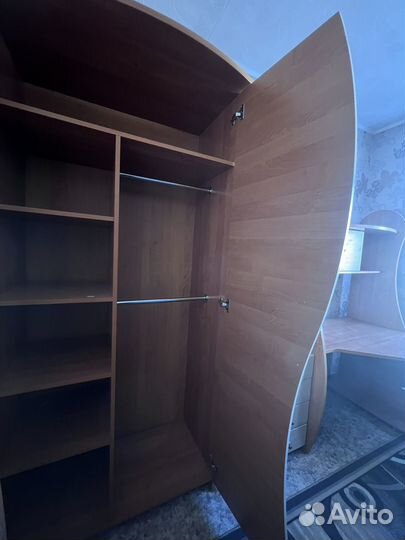 Компьютерный стол и шкаф