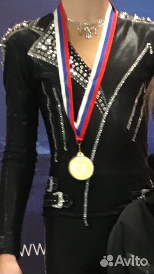 Костюм для высиуплений по фигурному катанию