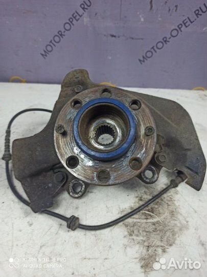 Поворотный кулак передний правый Opel Corsa D