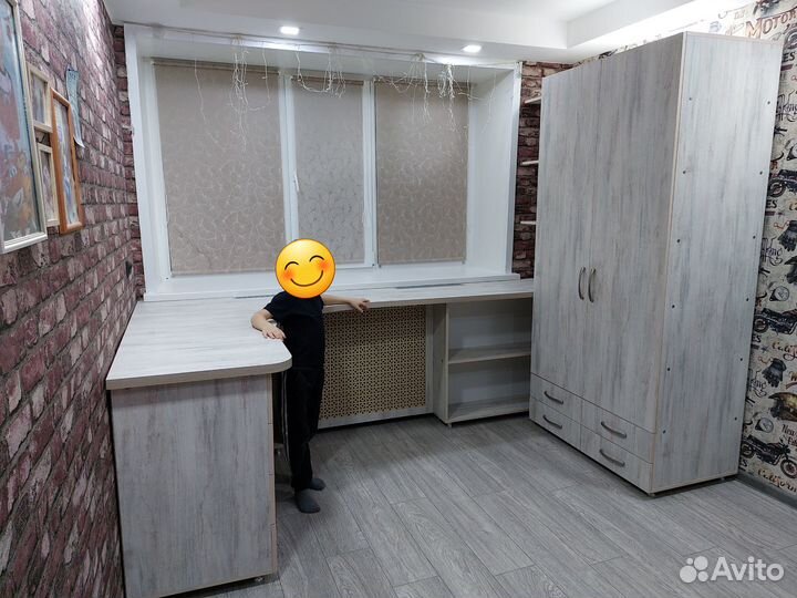 Шкаф и стол в детскую