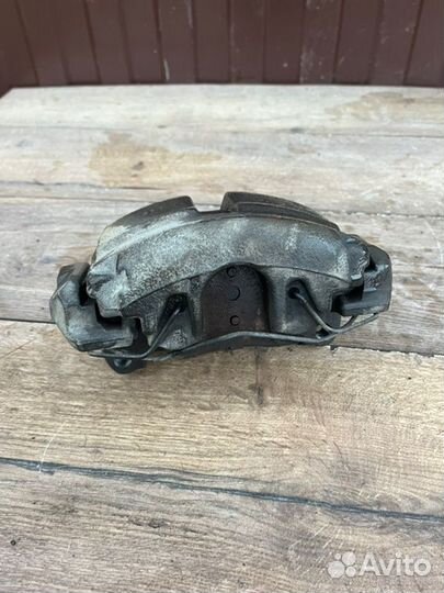 Тормозной суппорт передний правый Audi 3 8P 1.8