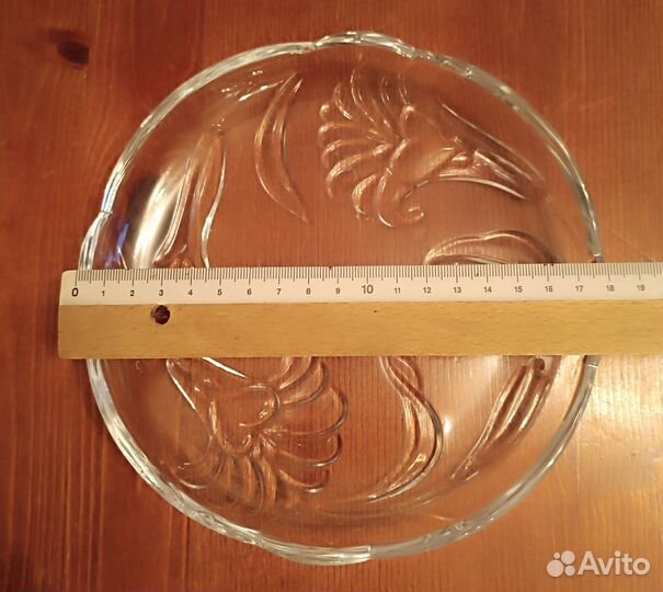 Хрустальное блюдо и стеклянное блюдо