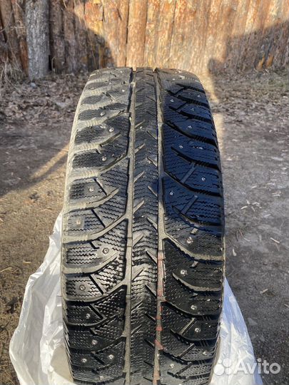 Bridgestone Ice Cruiser 7000S 215/65 R16 98T