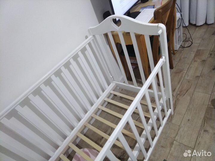 Детская кроватка с поперечным маятником