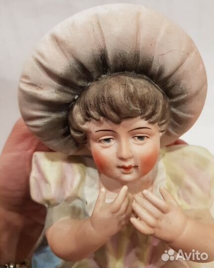 Статуэтка. Девочка в капоре. Бисквитный фарфор. Бе