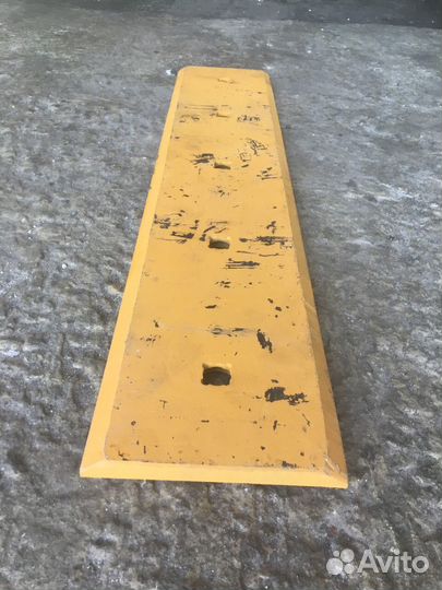 Нож Komatsu D37-D39 центральный 11Y-72-12330