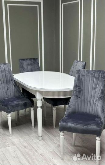 Большой обеденный стол и стулья