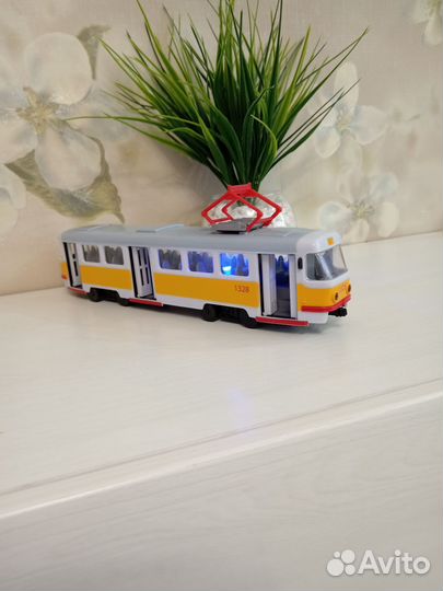 Трамвай игрушка