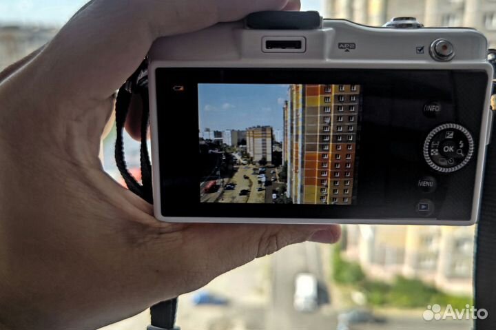 Белый фотоаппарат olympus pen mini E-PM1 kit 14-42