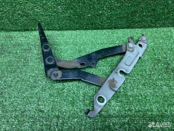 Петля багажника задняя левая Audi A6 C6