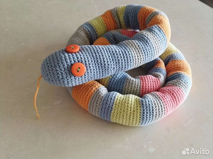 Вязаная игрушка змея