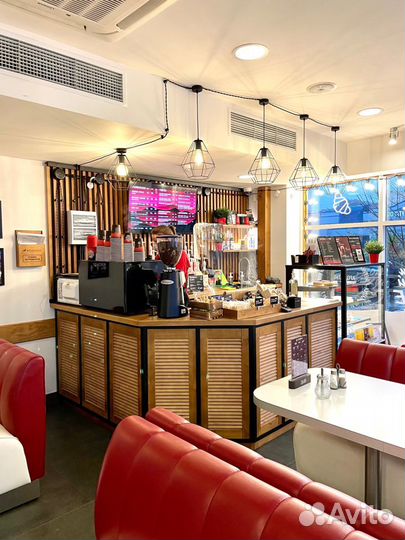 Бариста в кофейню Baggins Coffee