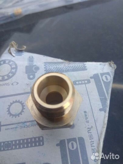 Штуцер вакуумного насоса Санг енг