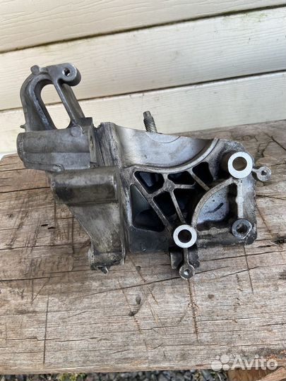 Кронштейн подушки двигателя Ford Focus 3 правый