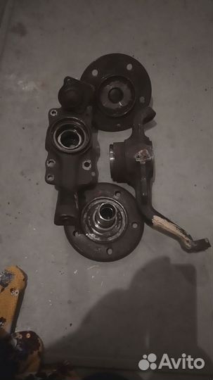 Поворотные кулаки и ступицы на Ниву