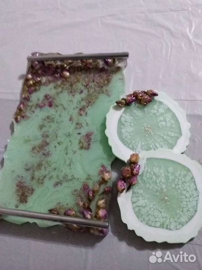 В наличии поднос и подстаканник из эпокси