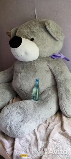 Большой плюшевый медведь