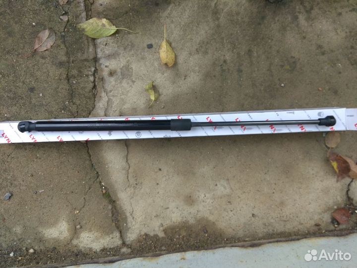 Стойка газовая крышки багажника Гольф 4