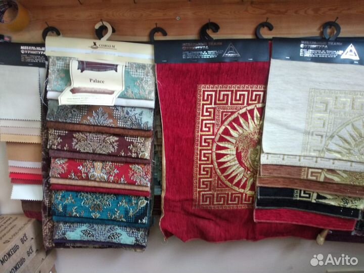 Ткани разные мебельные образцы на плечиках рукодел