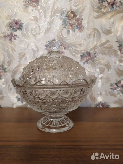 Конфетница на ножке с крышкой