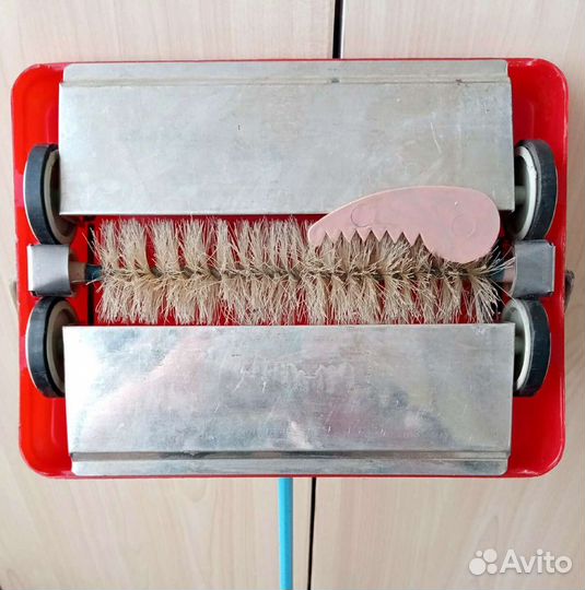 Механическая щетка для чистки ковров (ссср)