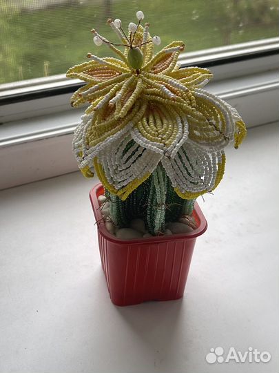 Цветок из бисера