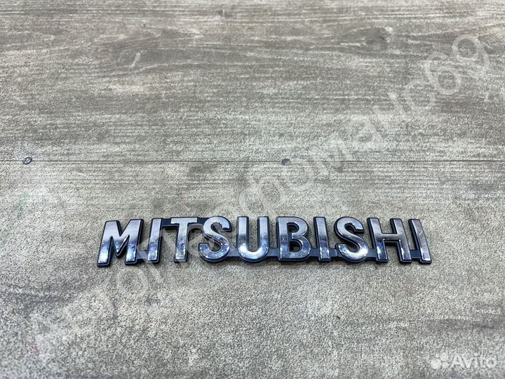 Шильдик крышки багажника Mitsubishi