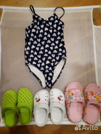 Купальник и сланцы детские