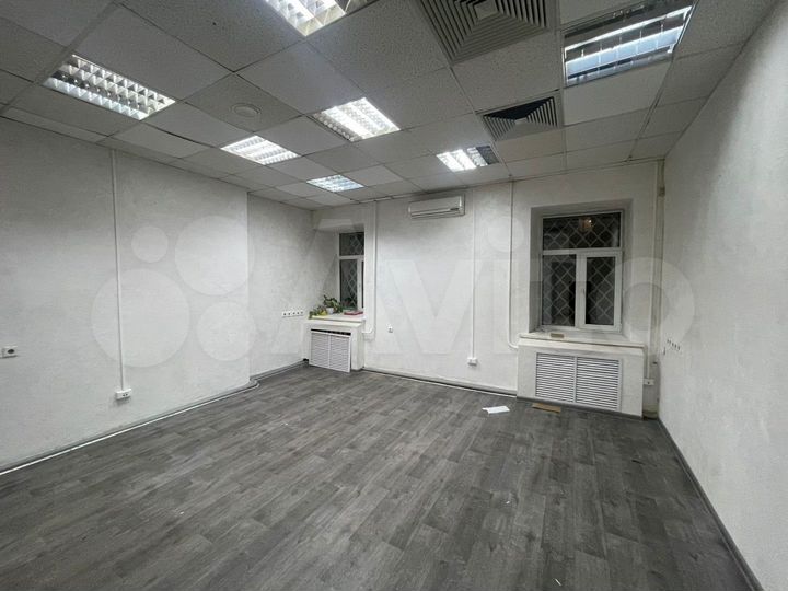 Офис в центре города, на 1-ом этаже, 97.2 м²