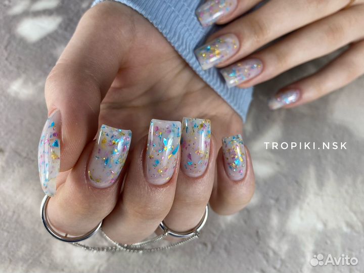 Маникюр, педикюр с покрытием в салоне